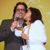 Marieta Severo dá um beijo carinhoso em Lúcio Mauro Filho no Prêmio Claudia de 2013. O ator interpreta seu filho, Tuco, em 'A Grande Família'