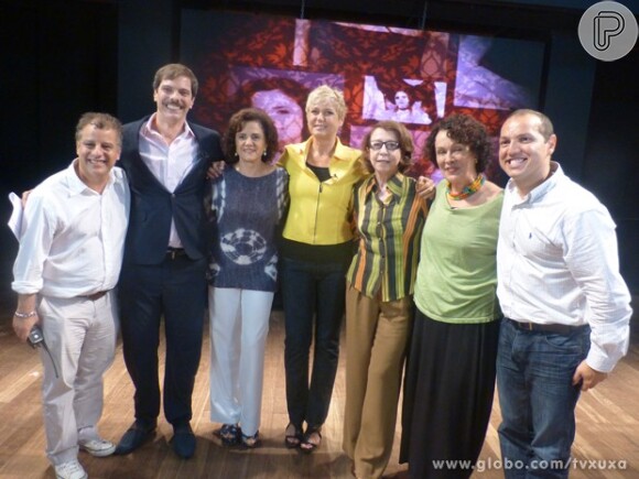 Xuxa se reúne com equipe e famosos, como Luiz Henrique Nogueira, Marieta Severo, Fernanda Montenegro e o namorado Junno, que não está na foto