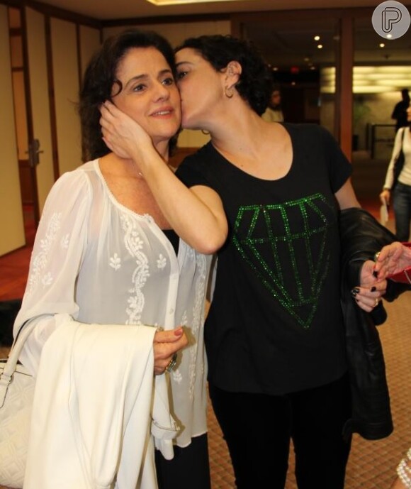 Marieta Severo tem uma relação carinhosa com as filhas. A atriz ganha um beijo carinhoso de Silvia Buarque, de 44 anos