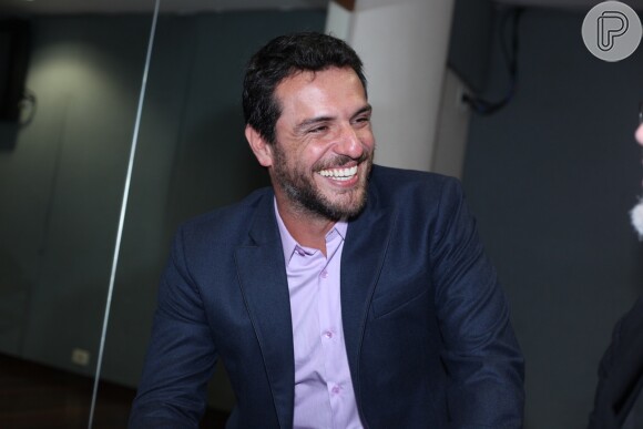 Rodrigo Lombardi se diverte na premiação Sorriso do Bem