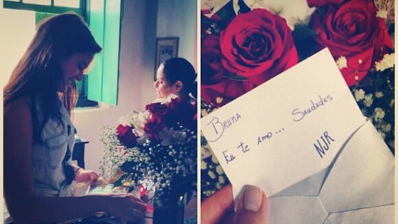 Bruna Marquezine é surpreendida com flores e bilhete de Neymar: 'Eu te amo'