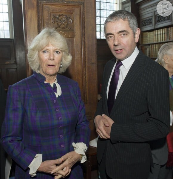 Atkinson ao lado da Duquesa de Cornwall, Camilla Parker Bowles, segundo esposa do príncipe Charles, em 2011