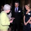 Na foto, Rowan Atkinson conversa com a rainha Elizabeth II na celebração do 200° aniversário do escritor Charles Dickens, em 2012
