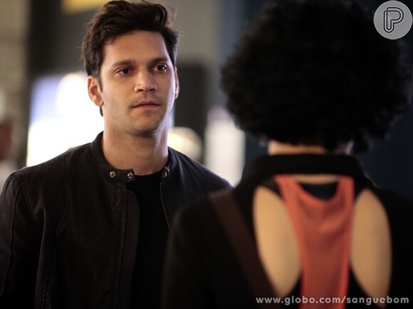 Érico (Armando Babaioff) vai atrás de Verônica (Letícia Sabatella) no aeroporto, mas a deixa partir, em 'Sangue Bom', em 31 de outubro de 2013