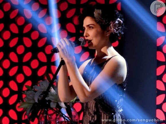 Verônica (Letícia Sabatella) sai em turnê com o show de Palmira Valente, em 'Sangue Bom'