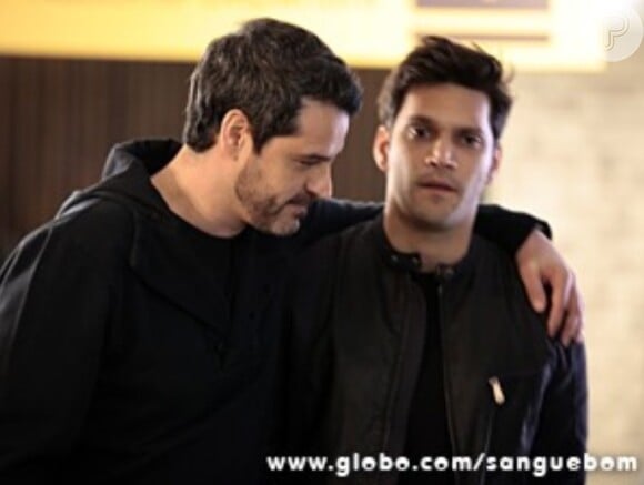 Érico (Armando Babaioff) e Natan (Bruno Garcia) saem juntos para 'chorar as mágoas' em 'Sangue Bom'