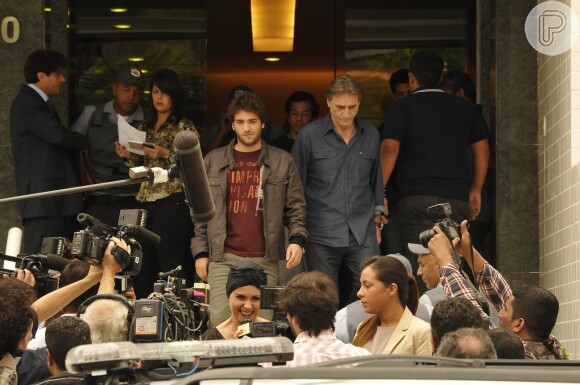 Fabinho (Humberto Carrão) e seu pai, Plínio Campana (Herson Capri), saem da delegacia após prestarem depoimento