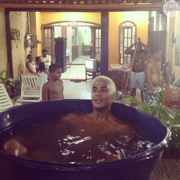 Micael Borges se refresca do calor em uma caixa d'água na casa de Roberta Rodrigues