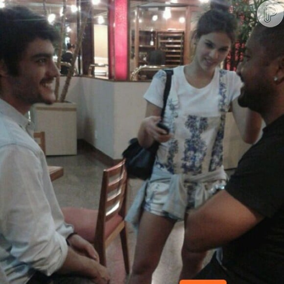Bruna Marquezine é flagrada em hall de hotel em Goiânia conversando com Guilherme Leicam, em 31 de outubro de 2013