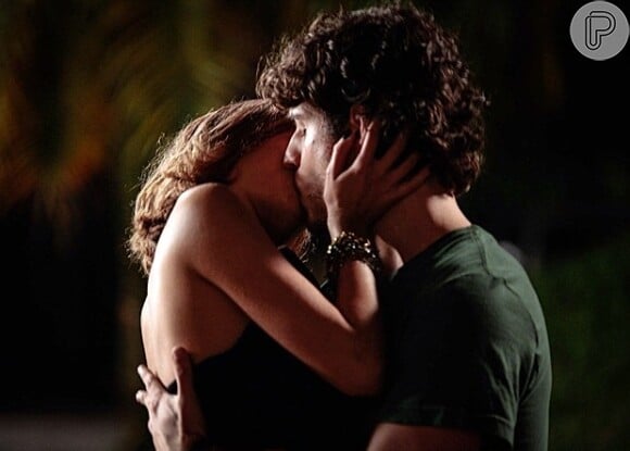 Amora (Sophie Charlotte) e Bento (Marco Pigossi) se beijam em 'Sangue Bom'