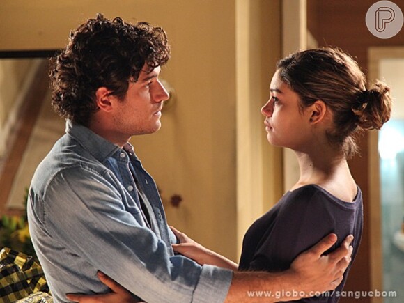 Bento (Marco Pigossi) e Amora (Sophie Charlotte) trocam olhares na última cena de 'Sangue Bom'