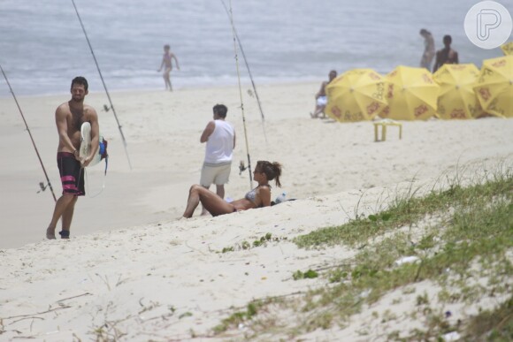 O namorado de Fernanda de Freitas levou sua prancha de surfe para curtir as ondas