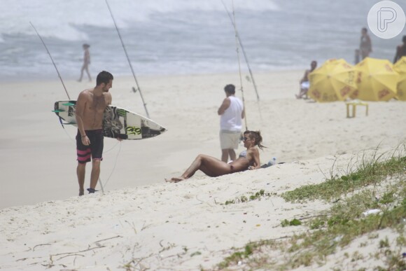 Fernanda de Freitas ficou sozinha na areia enquanto seu namorado se preparava para entrar no mar