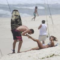 Fernanda de Freitas tem o pé beijado por namorado em dia de praia no Rio