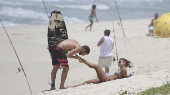 Fernanda de Freitas tem o pé beijado por namorado em dia de praia no Rio