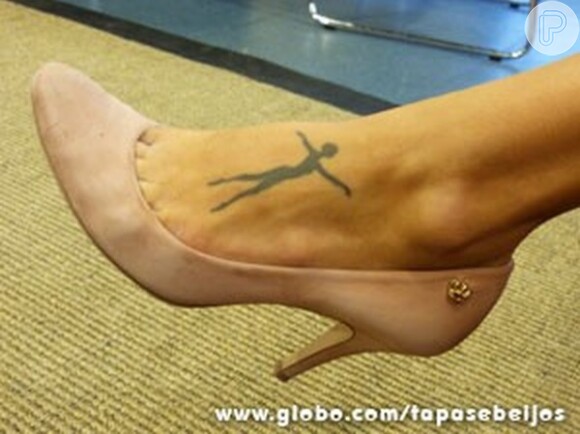 No mesmo pé em que foi beijada, Fernanda de Freitas carrega a tatuagem de uma bailarina. A dança é uma das grandes paixões da atriz