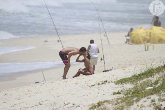 Fernanda de Freitas curtiu o sábado, 2 de novembro de 2013, na praia com o namorado