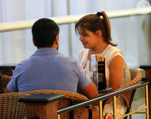 Nivea e o marido, o empresário Marcus Rocha, almoçam em shopping no Rio de Janeiro