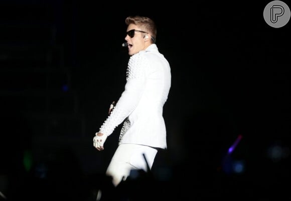 Justin começou o show vestido terno branco e usando óculos escuros