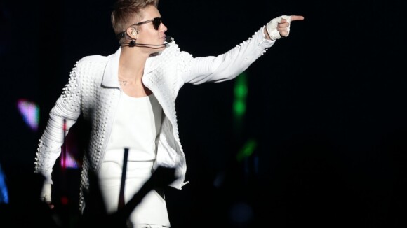 Justin Bieber canta 'Baby' em show no Rio e até ri para fã que invade palco