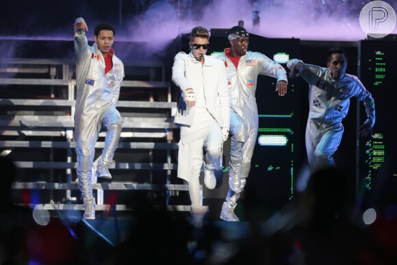 Justin Bieber se apresentou com 14 dançarinos