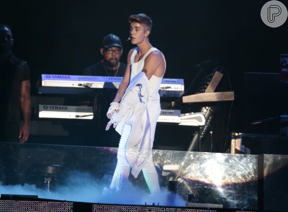 Justin Bieber trocou de figurino algumas vezes e tirou o paletó