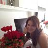 Bruna Marquezine foi recebida com flores por sua família ao voltar para o Rio no domingo, 3 de novembro de 2013. 'Feliz e completa!!!! Minha princesa em casa', escreveu Dona Neide, mãe da atriz, nas redes sociais