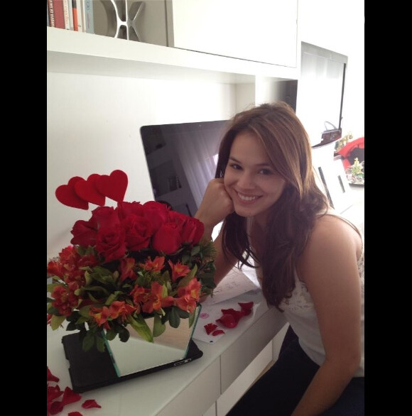 Bruna Marquezine foi recebida com flores por sua família ao voltar para o Rio no domingo, 3 de novembro de 2013. 'Feliz e completa!!!! Minha princesa em casa', escreveu Dona Neide, mãe da atriz, nas redes sociais