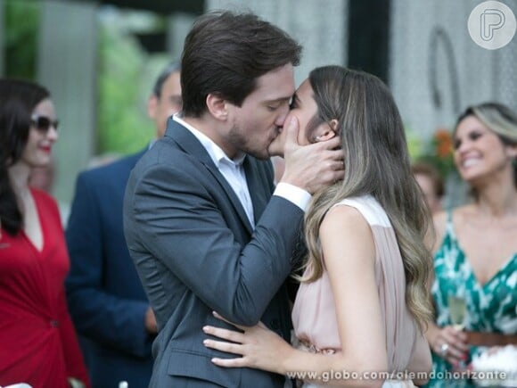 Lili (Juliana Paiva) e Marcelo (Igor Angelkorte) ficam noivos, no primeiro capítulo de 'Além do Horizonte'