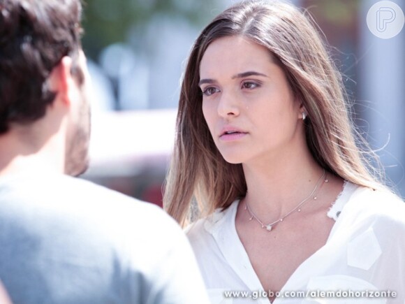 Depois de beijar William (Thiago Rodrigues), Lili (Juliana Paiva) o avisa que é noiva, em 'Além do Horizonte'