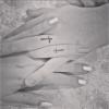 Namorada do cantor Pe Lanza publica foto das tatuagens iguais que eles têm no dedo, em 26 de dezembro de 2012