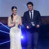 Cleo Pires e o ator Murilo Rosa sobrem no palco do prêmio Profissionais do Ano