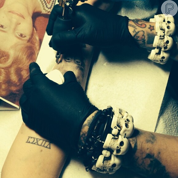 Kat Von D fica feliz ao tatuar Miley Cyrus