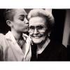 Miley Cyrus publica foto com sua avó, Loretta Finley