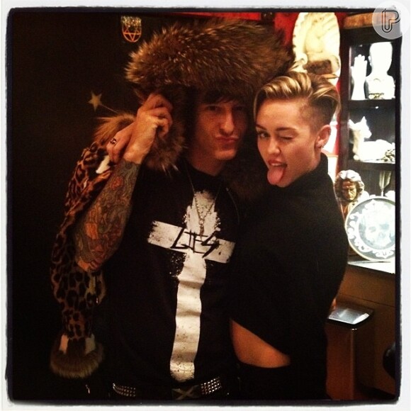 Miley Cyrus posta foto com tatuador do estúdio High Voltage