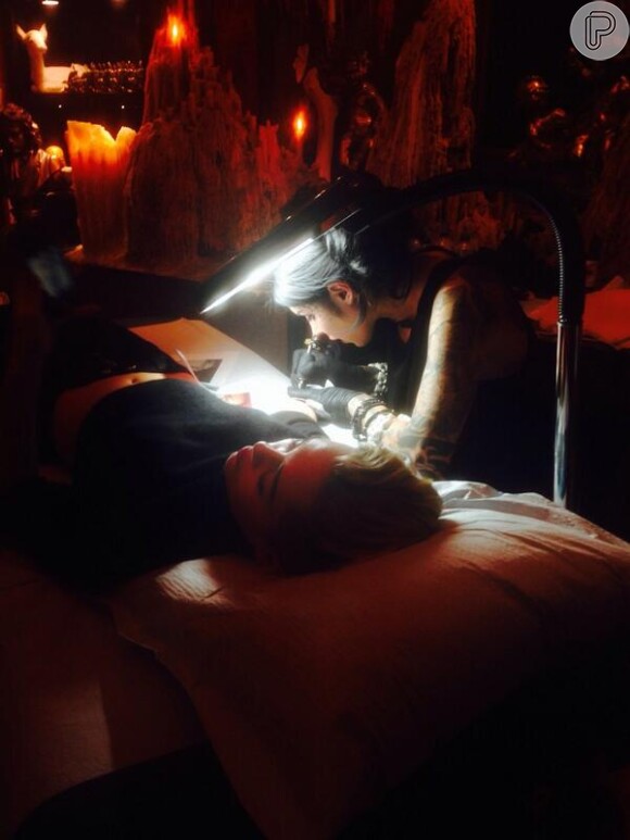 Miley Cyrus faz tatuagem do rosto da avó com a tatuagem da Kat Von D, em 6 de novembro de 2013