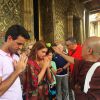 Marina Ruy Barbosa e o namorado, Xandinho Negrão, receberam benção em templo budista