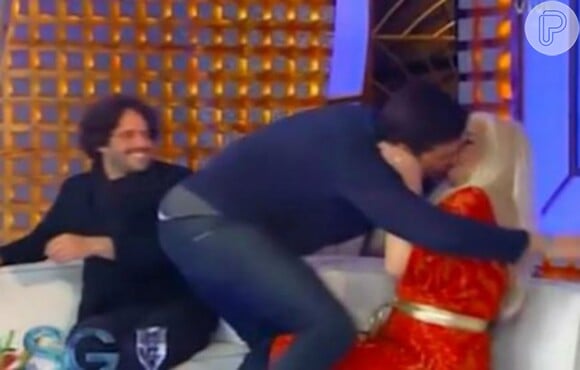 Sergio Marone surpreendeu Susana Giménez, apresentadora da TV argentina, com um beijo na boca: 'Que calor!'