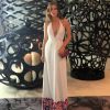 Marina Ruy Barbosa escolheu vestido branco com bordados na barra e generoso decote, da Cajo Fashion, para jantar no restaurante de comida indiana Gaggan, na Tailândia, com o namorado, Xandinho Negrão. A peça é vendida por R$ 999,90