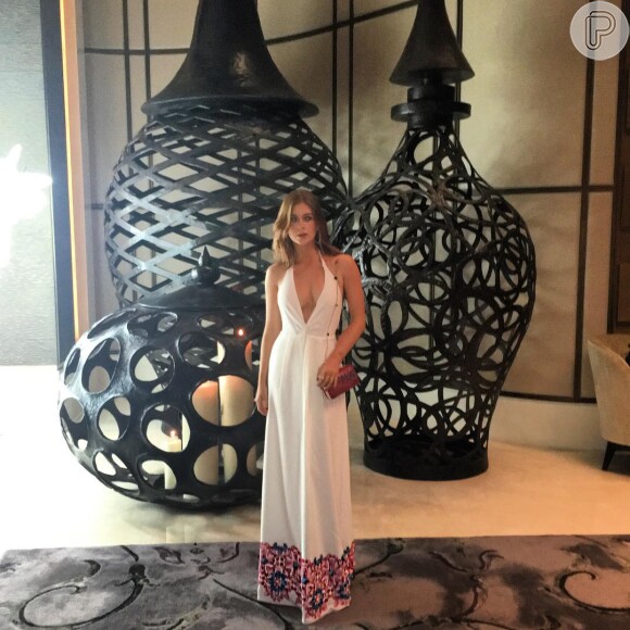 Marina Ruy Barbosa escolheu vestido branco com bordados na barra e generoso decote, da Cajo Fashion, para jantar no restaurante de comida indiana Gaggan, na Tailândia, com o namorado, Xandinho Negrão. A peça é vendida por R$ 999,90