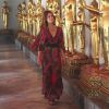 Marina Ruy Barbosa usa vestido estampado Tigresse de R$ 945 para visitar um templo budista na Tailândia