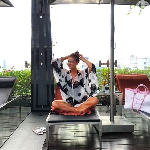 Marina Ruy Barbosa curtiu momento de relax na Tailândia com bata branca com detalhes em renda preta, da Skazi, sandálias rasteiras Hermès e bolsa Chanel