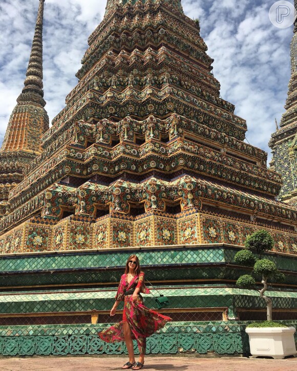 Marina Ruy Barbosa apostou em vestido estampado da Tigresse para visitar um templo budista na Tailândia. A peça está esgotada no site da marca, mas é vendida, na promoção, por R$ 945