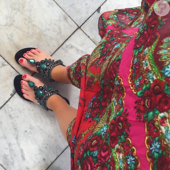 Marina Ruy Barbosa combinou vestido estampado a sandálias rasteiras com pedrarias, de R$ 180, da marca A Sapatilha, para visita a templo budista, na Tailândia, com o namorado, Xandinho Negrão