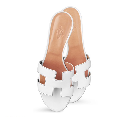 Sandálias rasteiras usadas por Marina Ruy Barbosa na Tailândia são da marca Hermès, vendidas por US$ 770, cerca de R$ 2.538