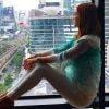 Marina Ruy Barbosa posa sentada no parapeito de uma janela do St. Regis Bangkok, onde está hospedada com o namorado, Xandinho Negrão, na Tailândia. As diárias do hotel cinco estrelas, localizado na capital Bangkok, podem chegar a R$ 2.304