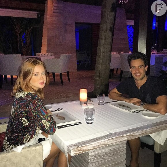 Para jantar com o namorado, Xandinho Negrão, no restaurante Four Seasons, na Tailândia, Marina Ruy Barbosa escolheu jaqueta Langak estampada e short branco