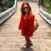 Marina Ruy Barbosa posa com túnica Resort Couture de renda guipir laranja, vendida por R$ 670, sandálias rasteiras coloridas da Hermès, vendidas a US$710, o equivalente a R$ 2.388, e bolsa Missoni para passeio na Tailândia