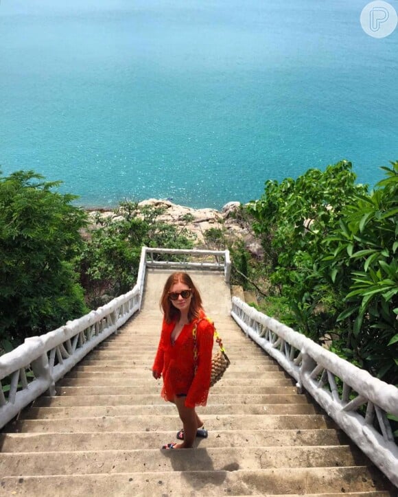 Marina Ruy Barbosa posa com túnica Resort Couture de renda guipir laranja, vendida por R$ 670, sandálias rasteiras coloridas da Hermès, vendidas a US$710, o equivalente a R$ 2.388, e bolsa Missoni para passeio na Tailândia