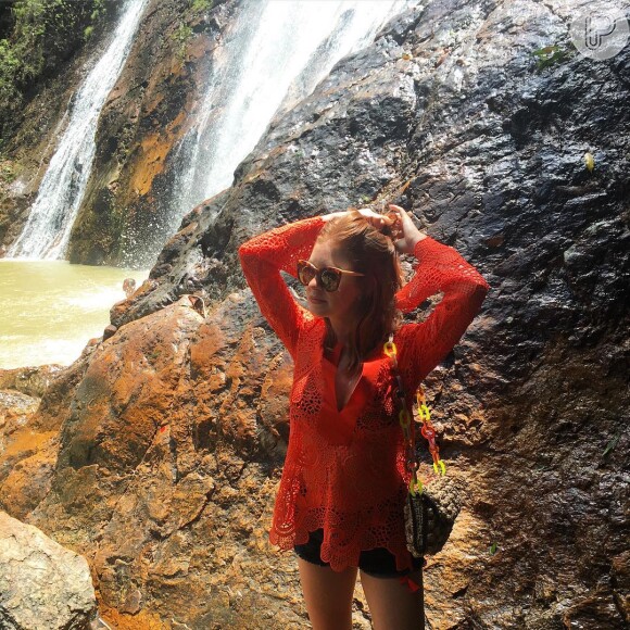 Marina Ruy Barbosa posa com túnica Resort Couture de renda guipir laranja, vendida por R$ 670, para passeio na Tailândia